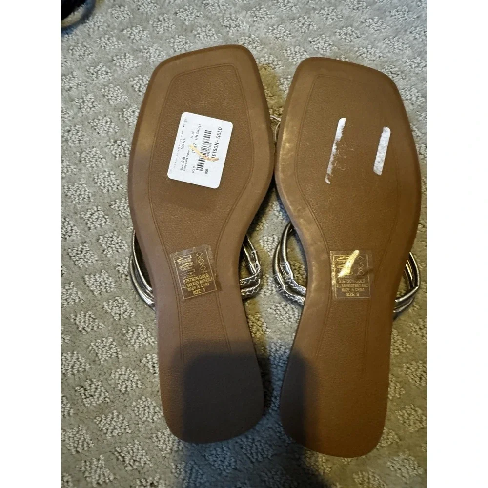 NWT Azalea Slip on Flat Sandals in Gold / Size 9‎ / Never worn
